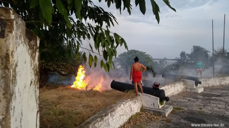 Foto do incêndio na área externa do Forte Pauxis
